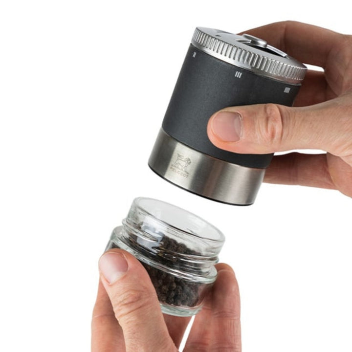 Maestro Pepper Bar - Attaching a Jar to the Mill | Peugeot Saveurs | Mills & Grinders @ Spice Craze®